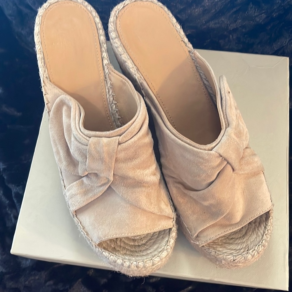 Marc Fisher raffia wedges size 9 light tan suede